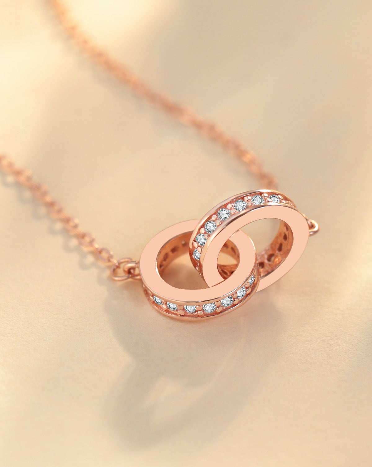 Amélie Interlocking Pendant Necklace in Rose Gold