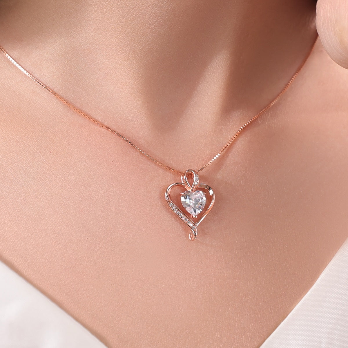 Avery Heart Necklace in Rose gold