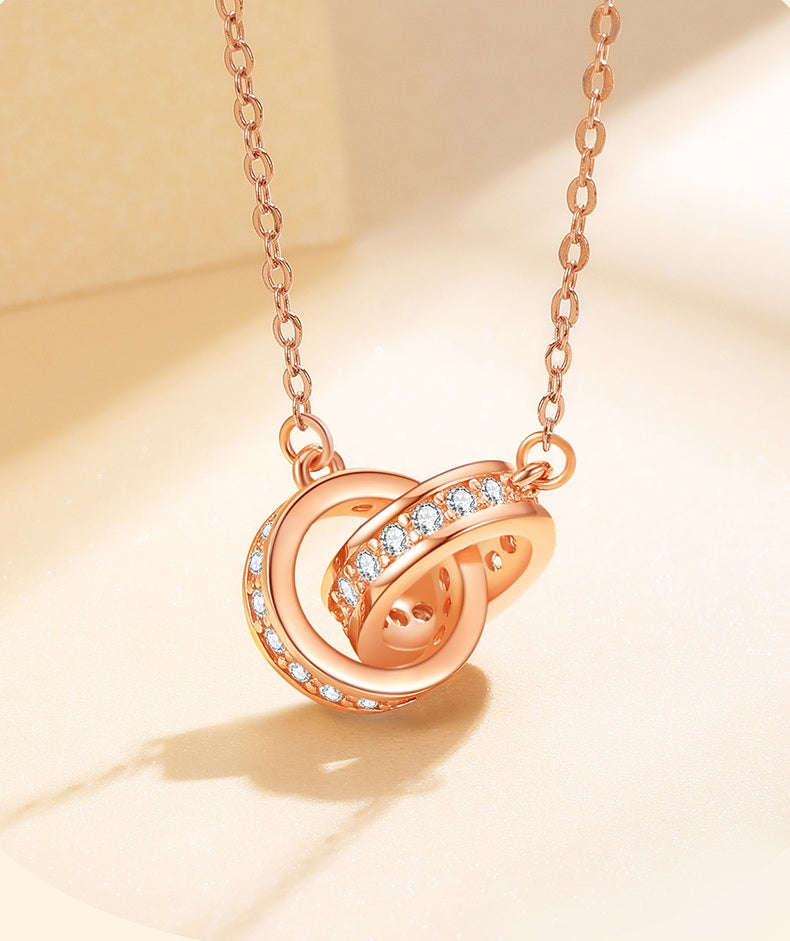 Amélie Interlocking Pendant Necklace in Rose Gold