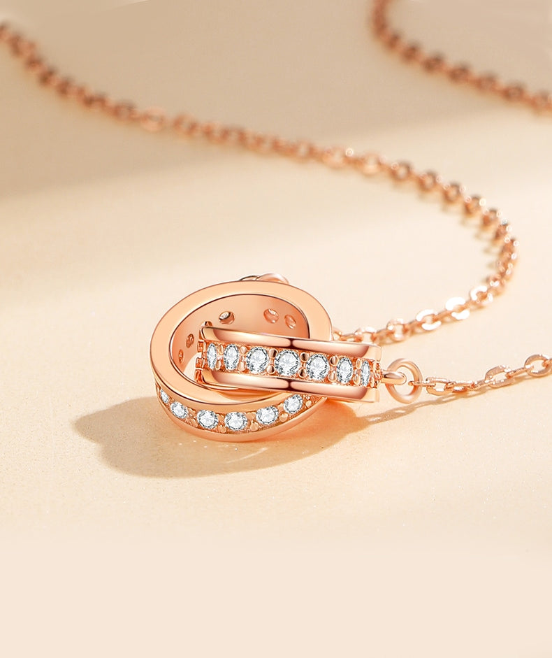 Amélie Interlocking Pendant Necklace in Rose Gold