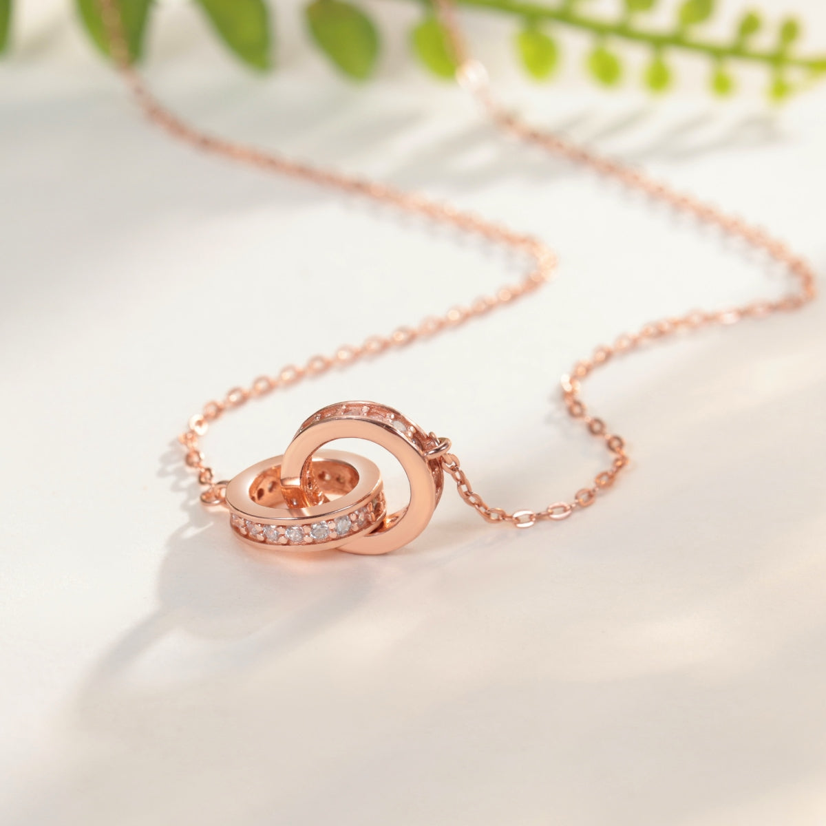 Amélie Interlocking Pendant Necklace in Rose Gold