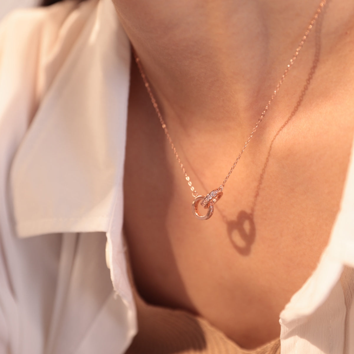 Amélie Interlocking Pendant Necklace in Rose Gold