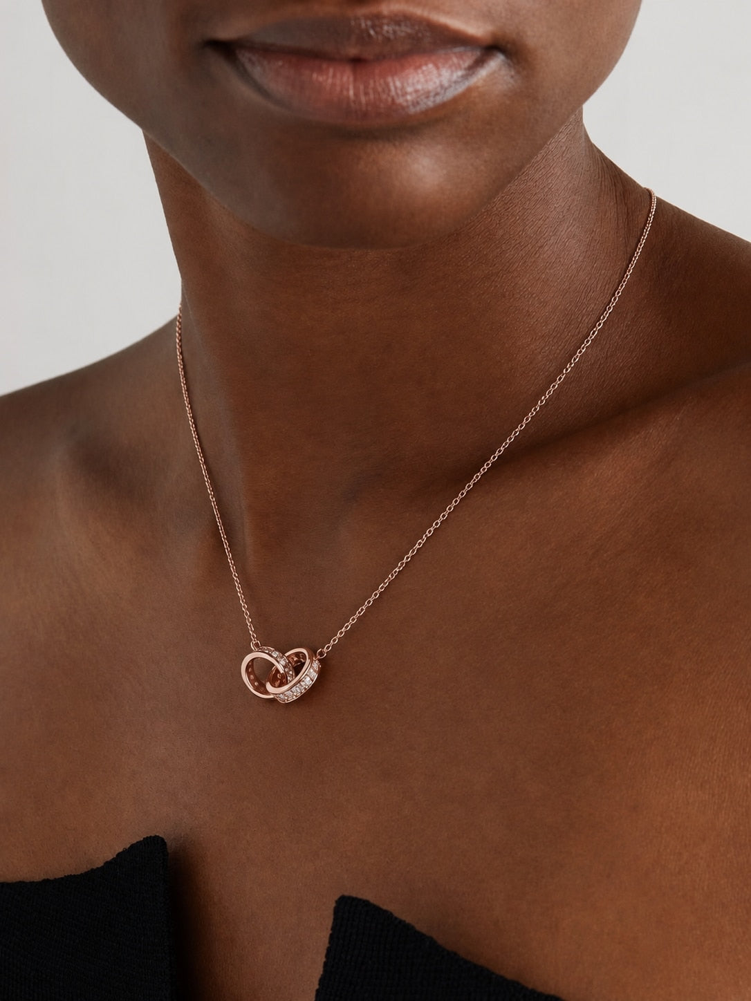 Amélie Interlocking Pendant Necklace in Rose Gold